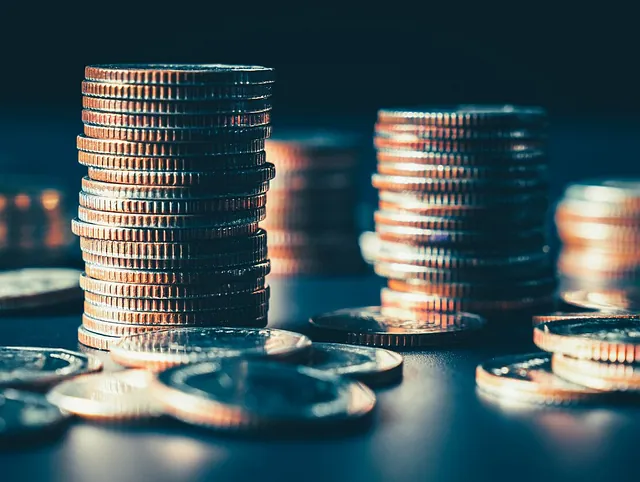pilas de monedas