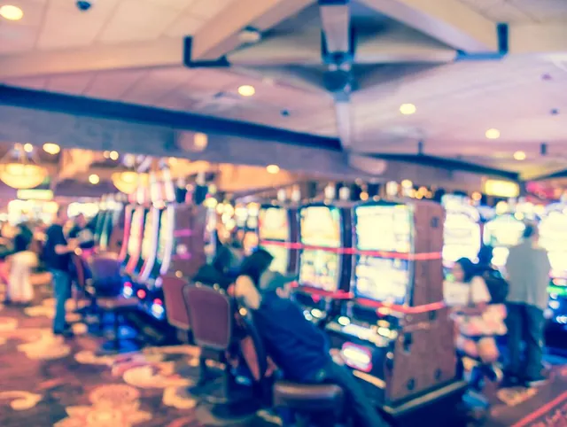 maquinas tragaperras desenfocadas en casino